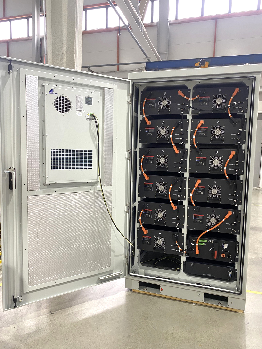 Gabinete de almacenamiento de energía C&I para exteriores con refrigeración líquida de 157,69 kWh