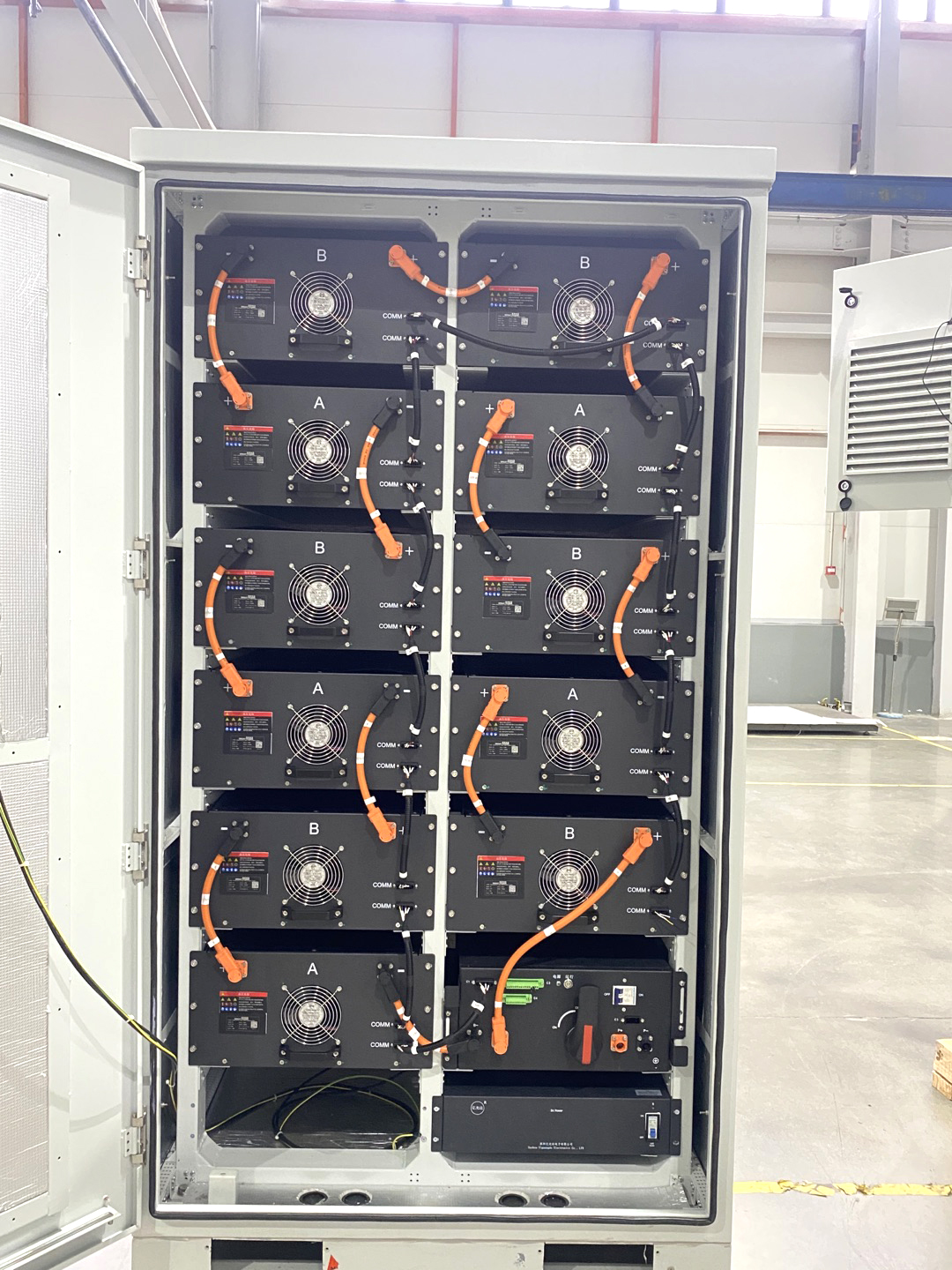 Gabinete de almacenamiento de energía C&I para exteriores con refrigeración líquida de 157,69 kWh